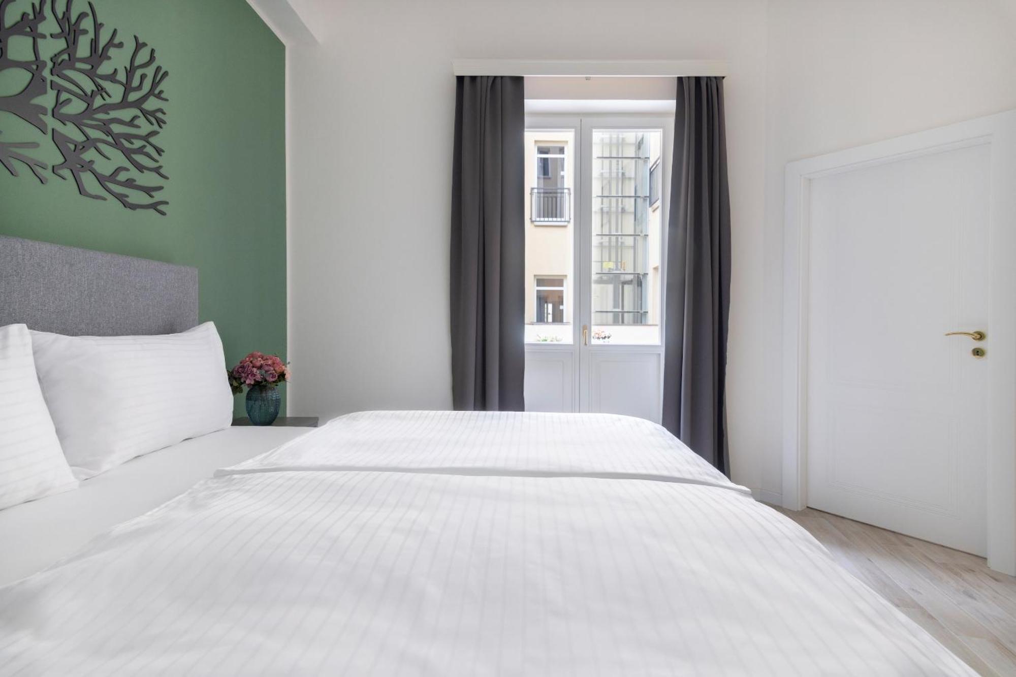 Kinsky Garden Apartments And Suites By Dwellfort Prag Zimmer foto